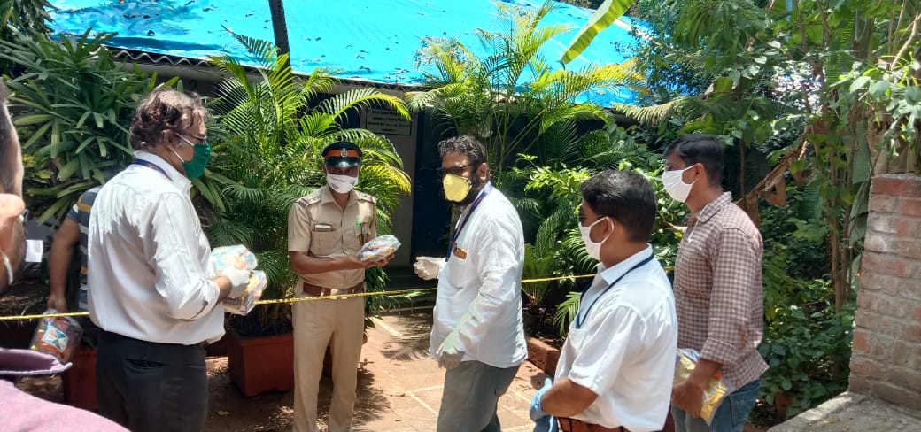 Volunteers distributing food